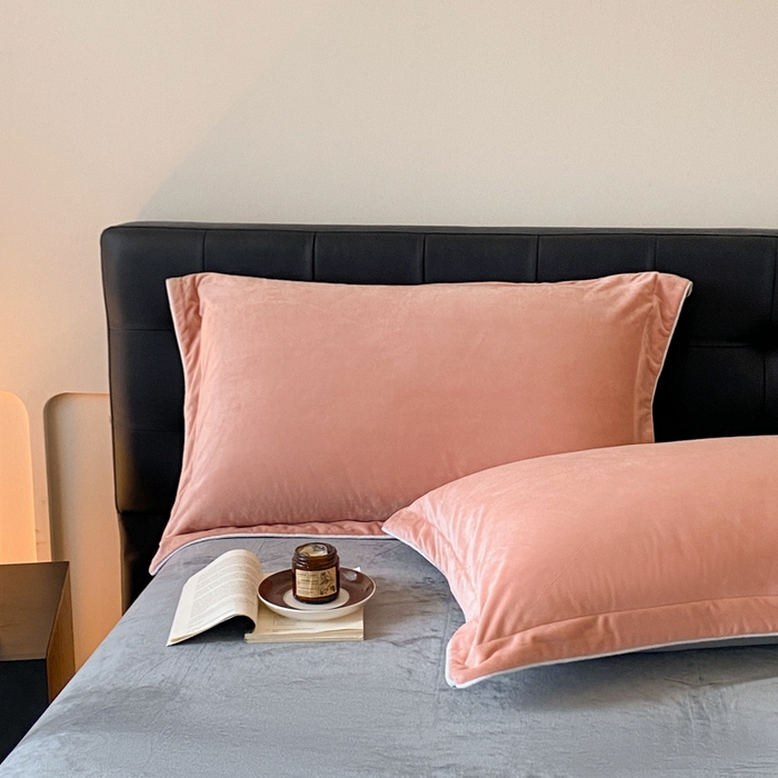 91家纺网 家纺一手货源 找家纺 ONE TWO ONE 121 【婴儿绒四件套】2025新款毛毯被子四件套单件床单被套床笠珊瑚绒牛奶绒冬被法兰绒兔毛绒滚绳款 双拼款-粉灰