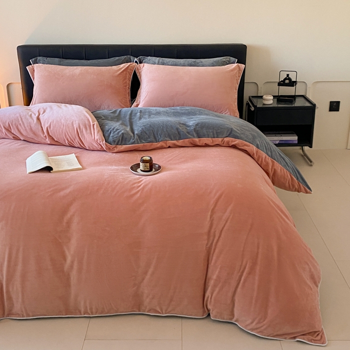 91家纺网 家纺一手货源 找家纺 ONE TWO ONE 121 【婴儿绒四件套】2025新款毛毯被子四件套单件床单被套床笠珊瑚绒牛奶绒冬被法兰绒兔毛绒滚绳款 双拼款-粉灰