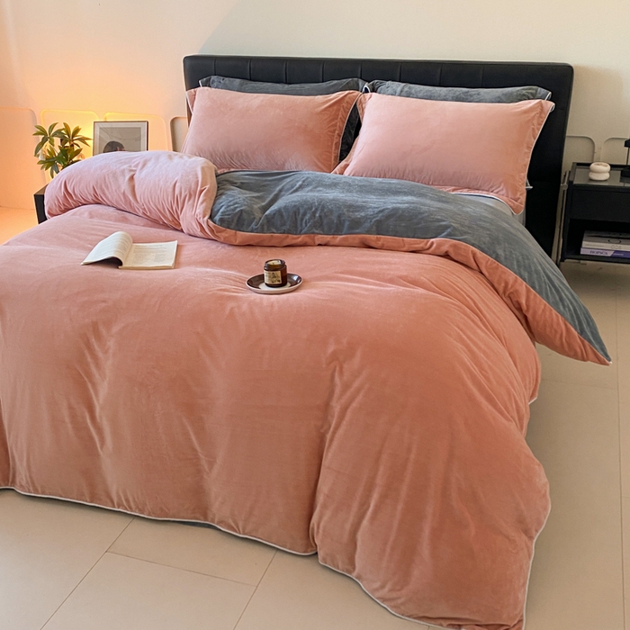 91家纺网 家纺一手货源 找家纺 ONE TWO ONE 121 【婴儿绒四件套】2025新款毛毯被子四件套单件床单被套床笠珊瑚绒牛奶绒冬被法兰绒兔毛绒滚绳款 双拼款-粉灰