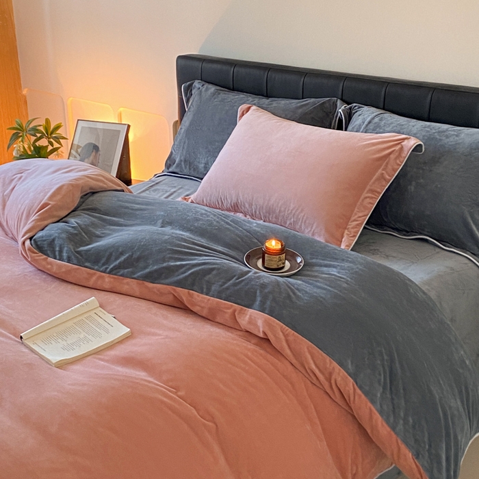 91家纺网 家纺一手货源 找家纺 ONE TWO ONE 121 【婴儿绒四件套】2025新款毛毯被子四件套单件床单被套床笠珊瑚绒牛奶绒冬被法兰绒兔毛绒滚绳款 双拼款-粉灰