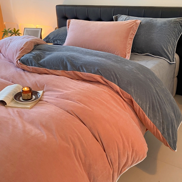 91家纺网 家纺一手货源 找家纺 ONE TWO ONE 121 【婴儿绒四件套】2025新款毛毯被子四件套单件床单被套床笠珊瑚绒牛奶绒冬被法兰绒兔毛绒滚绳款 双拼款-粉灰