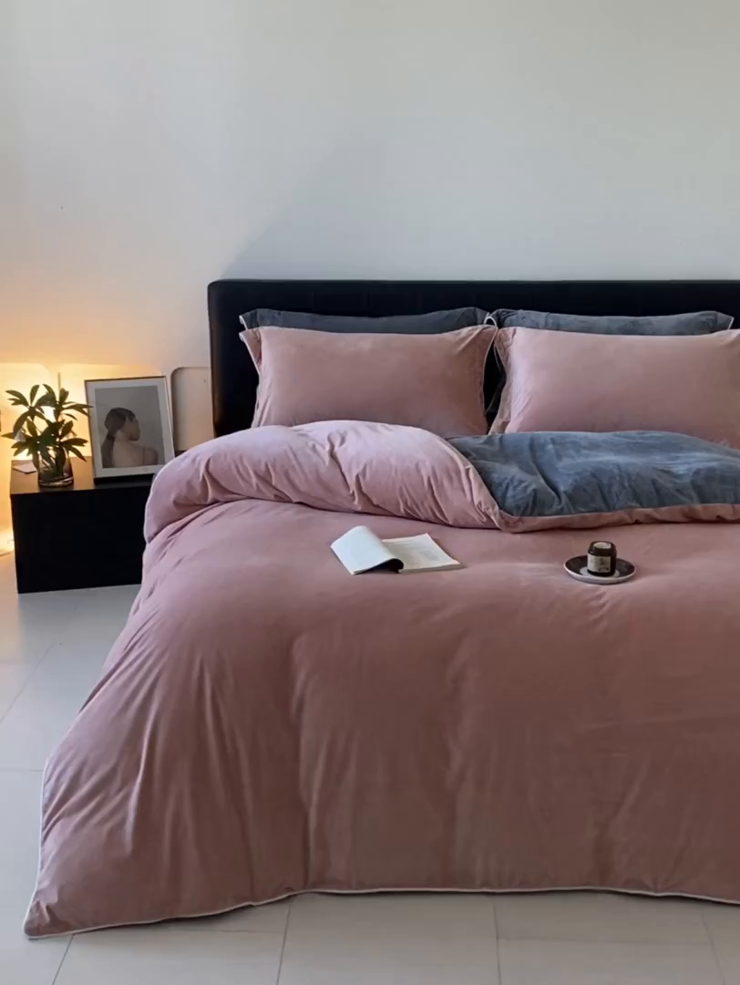 91家纺网 家纺一手货源 找家纺 ONE TWO ONE 121 【婴儿绒四件套】2025新款毛毯被子四件套单件床单被套床笠珊瑚绒牛奶绒冬被法兰绒兔毛绒滚绳款 双拼款-粉灰