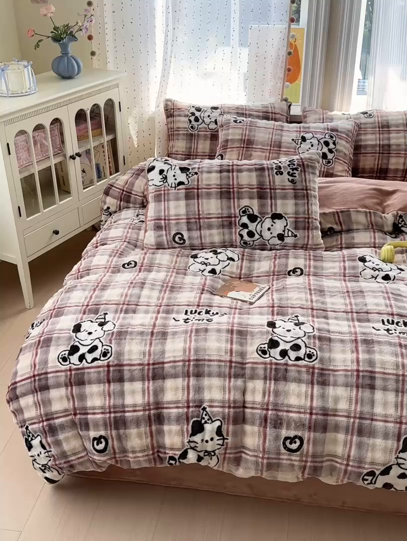 91家纺网 家纺一手货源 找家纺 德比尔斯 2025新款泡泡牛奶绒四件套 大格乐奇