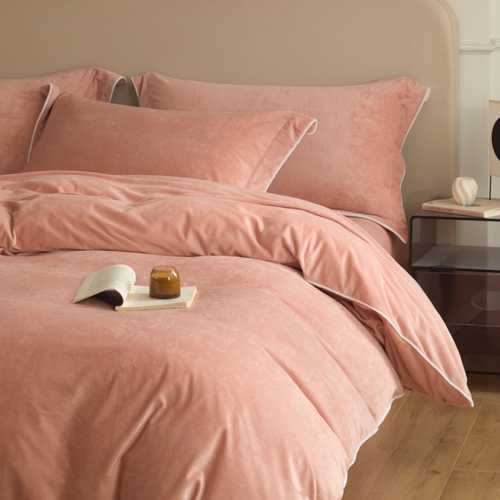 91家纺网 家纺一手货源 找家纺 ONE TWO ONE 121 【婴儿绒四件套】2025新款毛毯被子四件套单件床单被套床笠珊瑚绒牛奶绒冬被法兰绒兔毛绒滚绳款 纯色款-橘粉