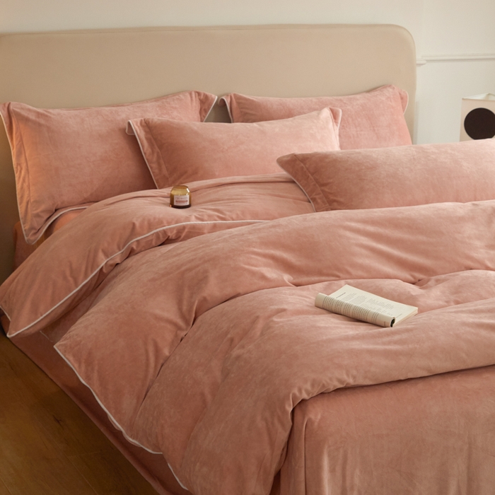 91家纺网 家纺一手货源 找家纺 ONE TWO ONE 121 【婴儿绒四件套】2025新款毛毯被子四件套单件床单被套床笠珊瑚绒牛奶绒冬被法兰绒兔毛绒滚绳款 纯色款-橘粉