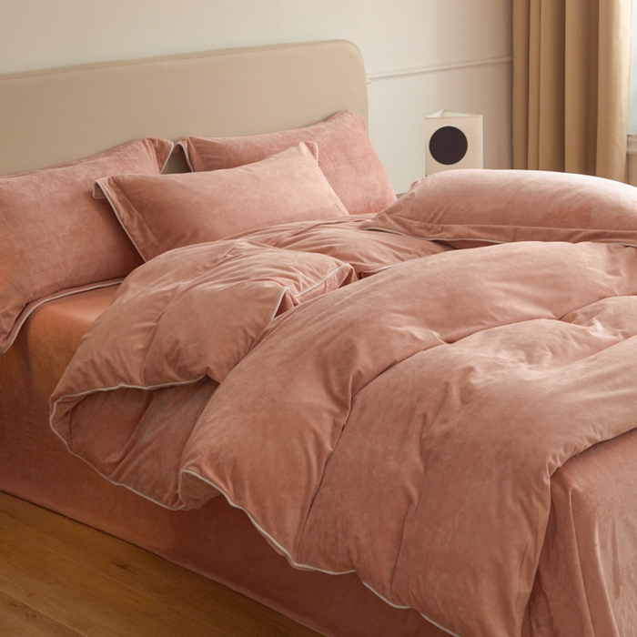 91家纺网 家纺一手货源 找家纺 ONE TWO ONE 121 【婴儿绒四件套】2025新款毛毯被子四件套单件床单被套床笠珊瑚绒牛奶绒冬被法兰绒兔毛绒滚绳款 纯色款-橘粉