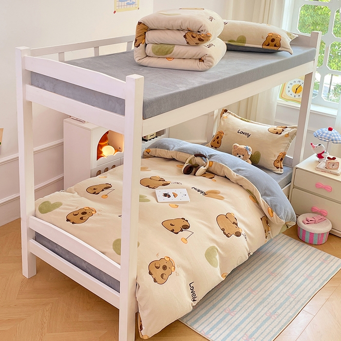 91家纺网 家纺一手货源 找家纺 锦润家纺 2025新款亲肤舒适牛奶绒三件套学生三件套上下铺三件套宿舍三件套 卡皮巴拉