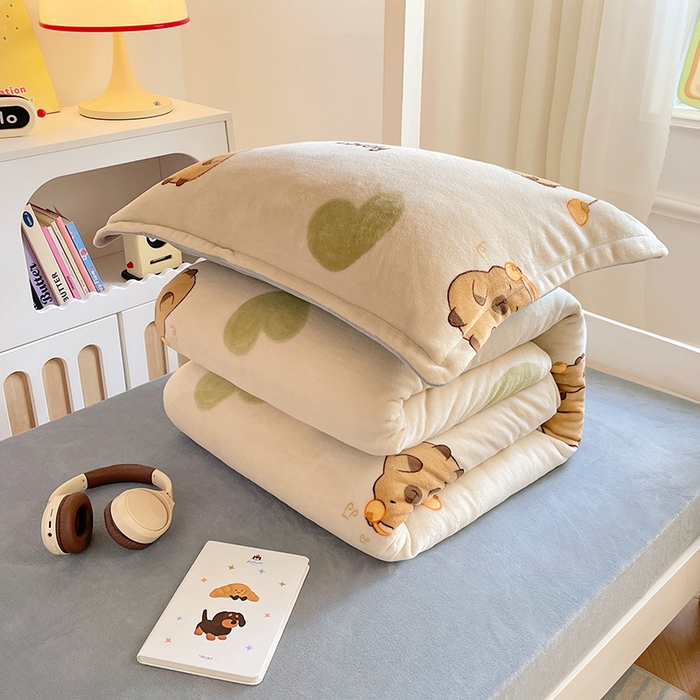 91家纺网 家纺一手货源 找家纺 锦润家纺 2025新款亲肤舒适牛奶绒三件套学生三件套上下铺三件套宿舍三件套 卡皮巴拉