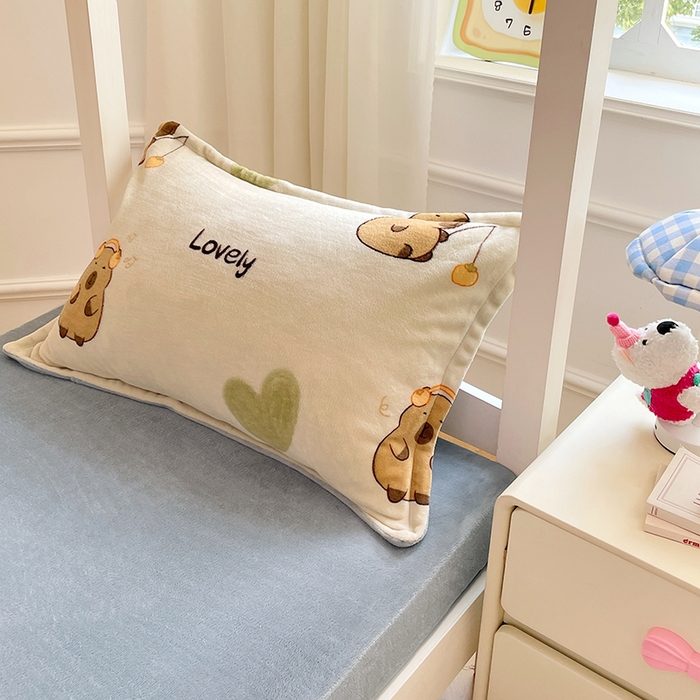 91家纺网 家纺一手货源 找家纺 锦润家纺 2025新款亲肤舒适牛奶绒三件套学生三件套上下铺三件套宿舍三件套 卡皮巴拉