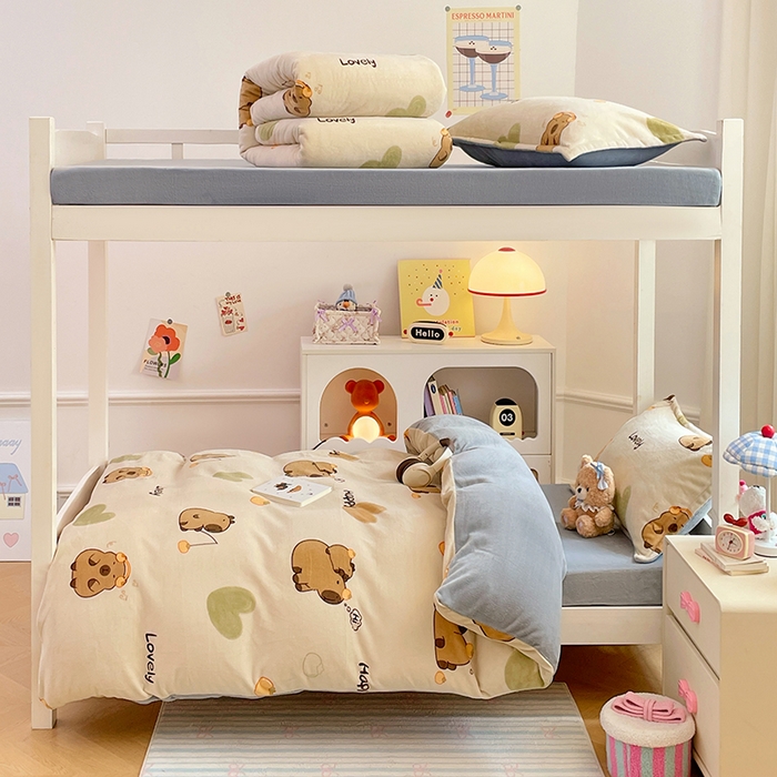 91家纺网 家纺一手货源 找家纺 锦润家纺 2025新款亲肤舒适牛奶绒三件套学生三件套上下铺三件套宿舍三件套 卡皮巴拉