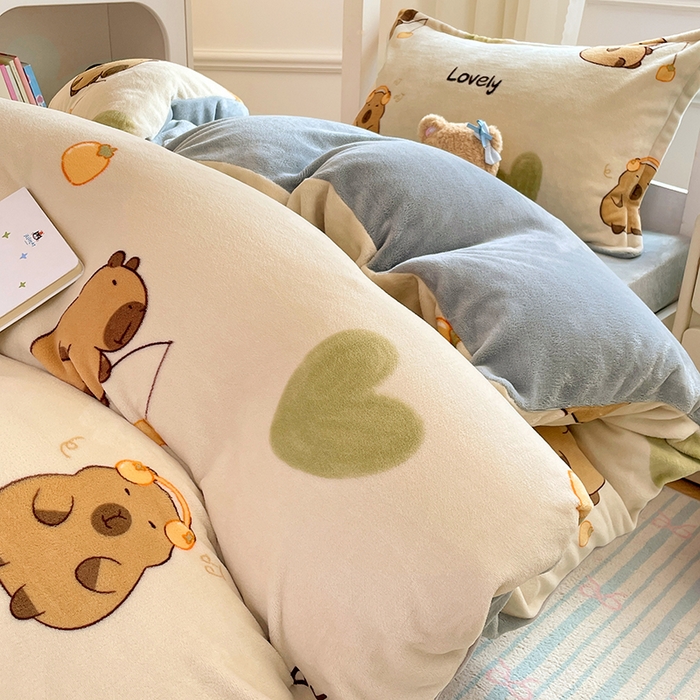 91家纺网 家纺一手货源 找家纺 锦润家纺 2025新款亲肤舒适牛奶绒三件套学生三件套上下铺三件套宿舍三件套 卡皮巴拉