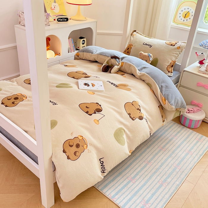 91家纺网 家纺一手货源 找家纺 锦润家纺 2025新款亲肤舒适牛奶绒三件套学生三件套上下铺三件套宿舍三件套 卡皮巴拉