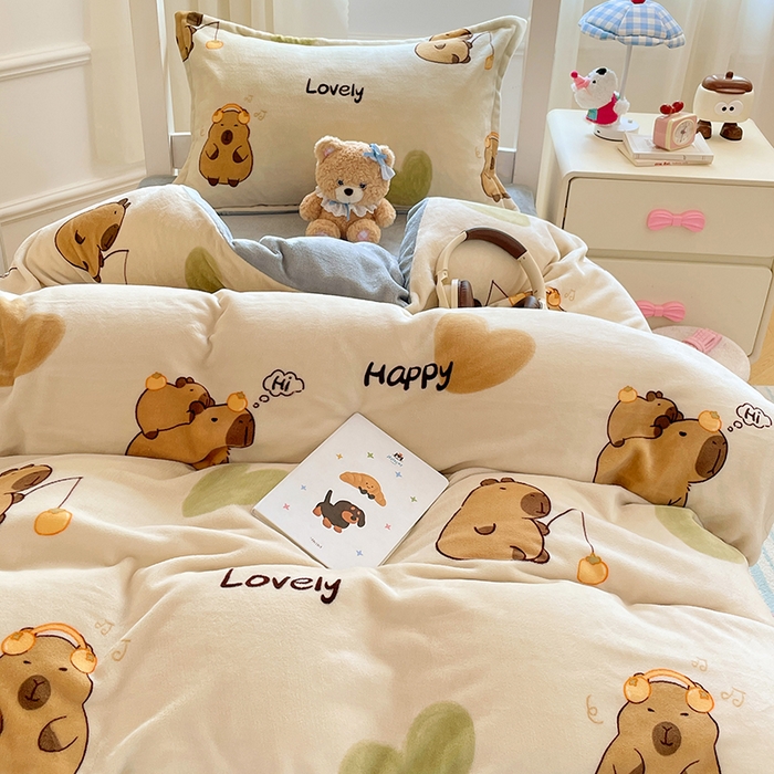 91家纺网 家纺一手货源 找家纺 锦润家纺 2025新款亲肤舒适牛奶绒三件套学生三件套上下铺三件套宿舍三件套 卡皮巴拉