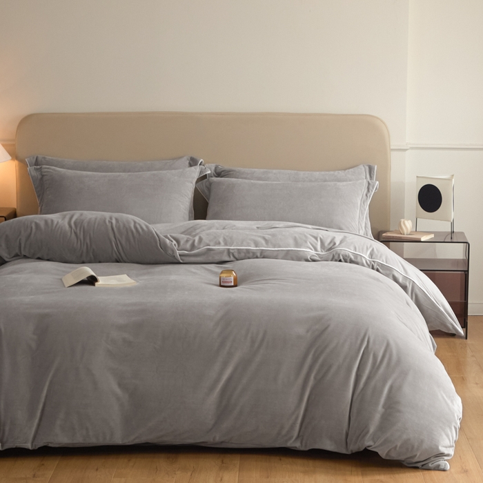 91家纺网 家纺一手货源 找家纺 ONE TWO ONE 121 【婴儿绒四件套】2025新款毛毯被子四件套单件床单被套床笠珊瑚绒牛奶绒冬被法兰绒兔毛绒滚绳款 纯色款-浅灰