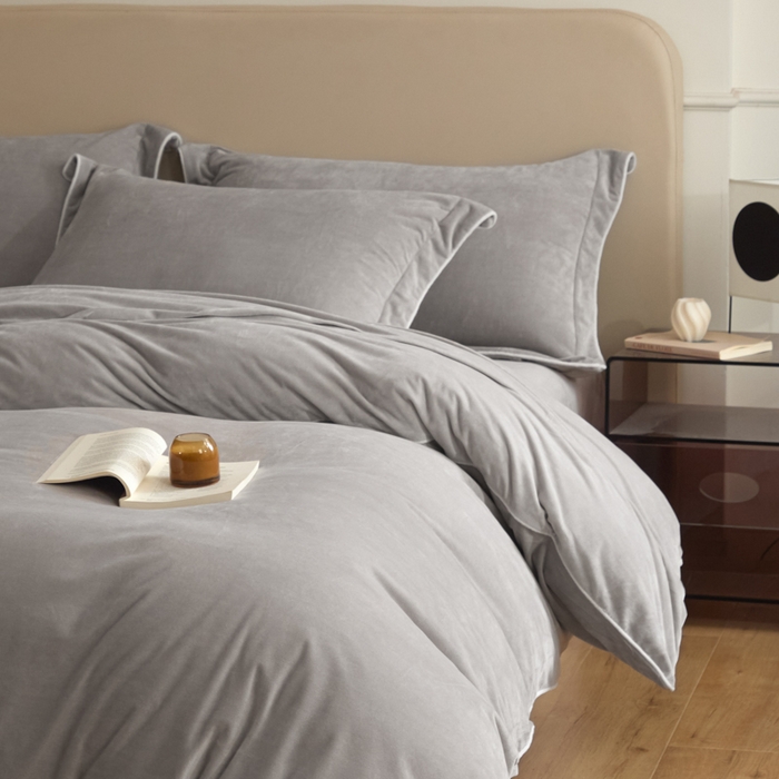 91家纺网 家纺一手货源 找家纺 ONE TWO ONE 121 【婴儿绒四件套】2025新款毛毯被子四件套单件床单被套床笠珊瑚绒牛奶绒冬被法兰绒兔毛绒滚绳款 纯色款-浅灰