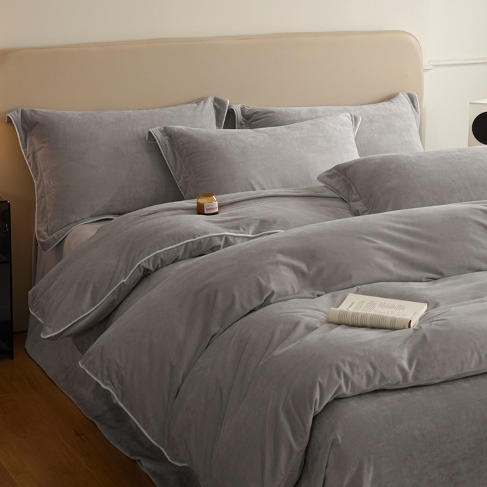 91家纺网 家纺一手货源 找家纺 ONE TWO ONE 121 【婴儿绒四件套】2025新款毛毯被子四件套单件床单被套床笠珊瑚绒牛奶绒冬被法兰绒兔毛绒滚绳款 纯色款-浅灰