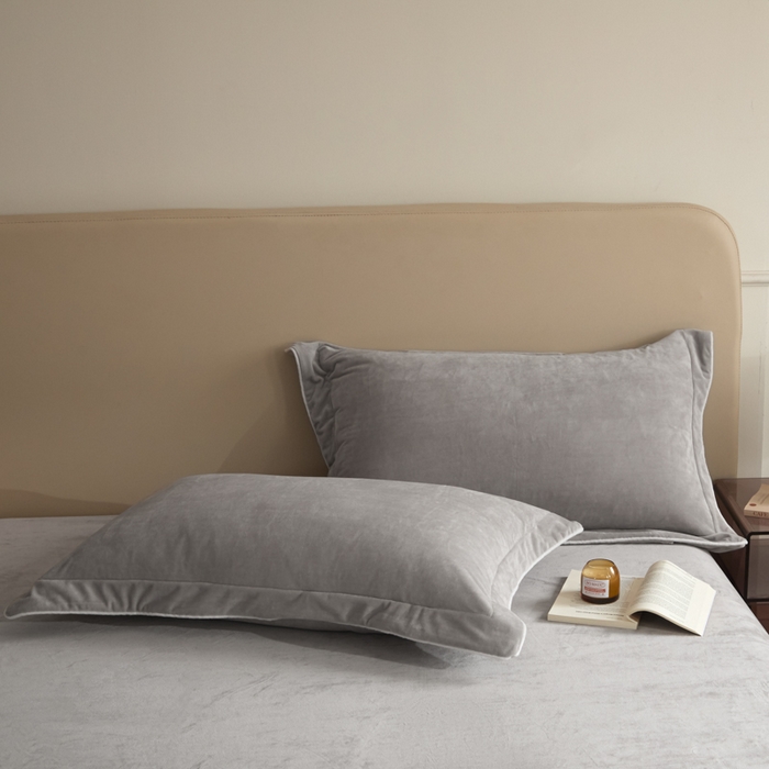 91家纺网 家纺一手货源 找家纺 ONE TWO ONE 121 【婴儿绒四件套】2025新款毛毯被子四件套单件床单被套床笠珊瑚绒牛奶绒冬被法兰绒兔毛绒滚绳款 纯色款-浅灰