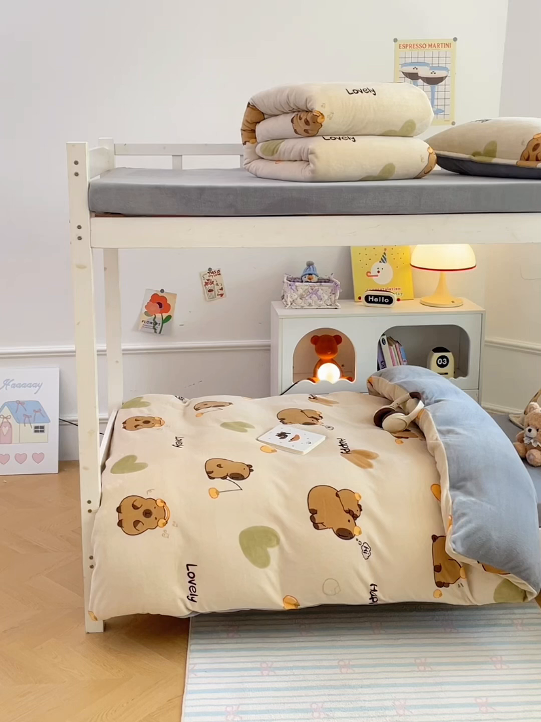 91家纺网 家纺一手货源 找家纺 锦润家纺 2025新款亲肤舒适牛奶绒三件套学生三件套上下铺三件套宿舍三件套 卡皮巴拉