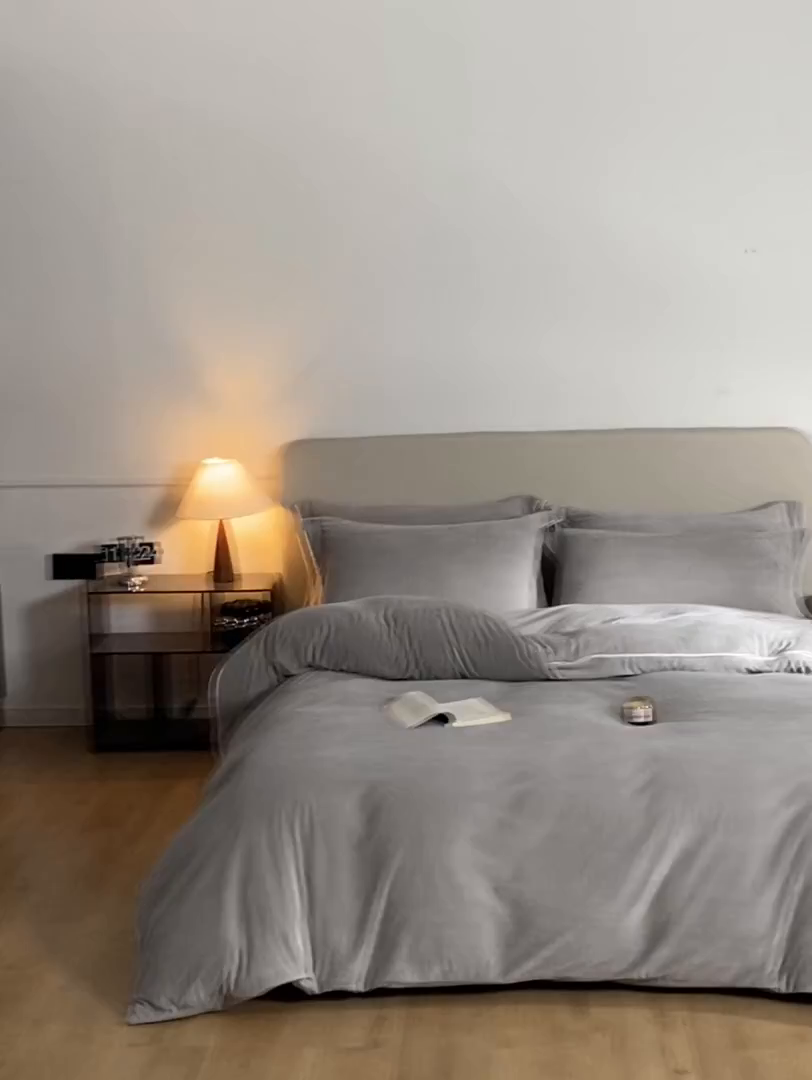 91家纺网 家纺一手货源 找家纺 ONE TWO ONE 121 【婴儿绒四件套】2025新款毛毯被子四件套单件床单被套床笠珊瑚绒牛奶绒冬被法兰绒兔毛绒滚绳款 纯色款-浅灰