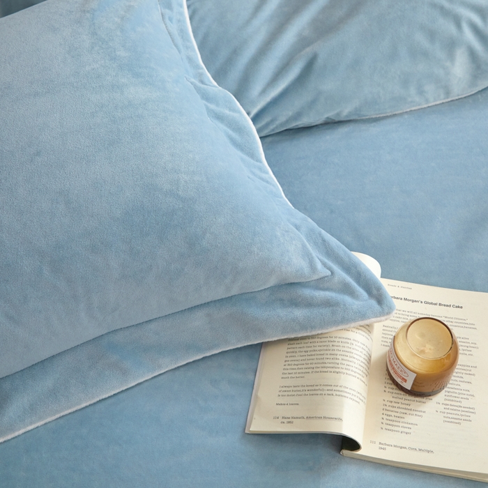 91家纺网 家纺一手货源 找家纺 ONE TWO ONE 121 【婴儿绒四件套】2025新款毛毯被子四件套单件床单被套床笠珊瑚绒牛奶绒冬被法兰绒兔毛绒滚绳款 纯色款-浅蓝