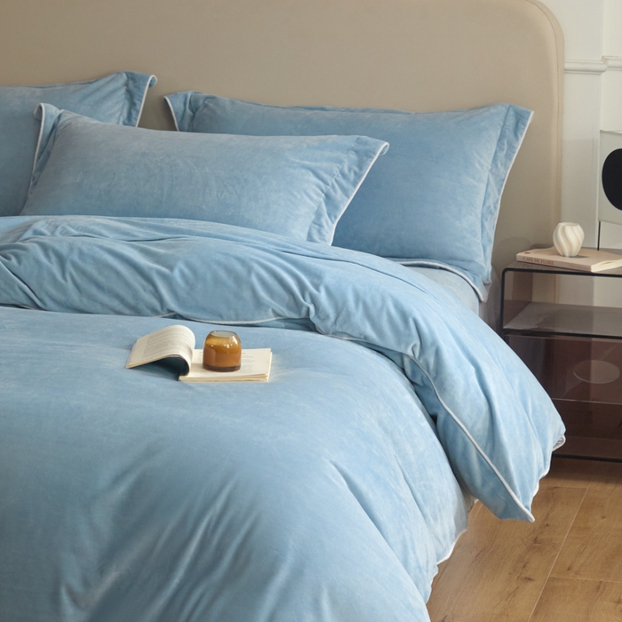 91家纺网 家纺一手货源 找家纺 ONE TWO ONE 121 【婴儿绒四件套】2025新款毛毯被子四件套单件床单被套床笠珊瑚绒牛奶绒冬被法兰绒兔毛绒滚绳款 纯色款-浅蓝