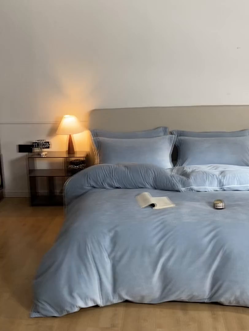 91家纺网 家纺一手货源 找家纺 ONE TWO ONE 121 【婴儿绒四件套】2025新款毛毯被子四件套单件床单被套床笠珊瑚绒牛奶绒冬被法兰绒兔毛绒滚绳款 纯色款-浅蓝