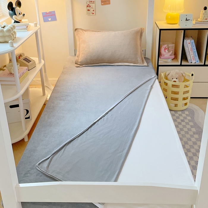 91家纺网 家纺一手货源 找家纺 锦润家纺 2025新款亲肤舒适牛奶绒三件套学生三件套上下铺三件套宿舍三件套 卡其+高级灰