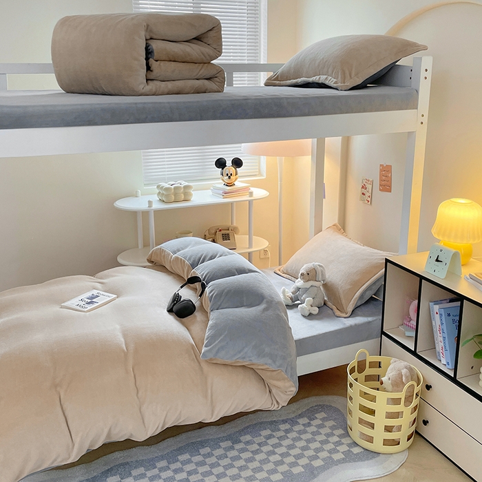 91家纺网 家纺一手货源 找家纺 锦润家纺 2025新款亲肤舒适牛奶绒三件套学生三件套上下铺三件套宿舍三件套 卡其+高级灰