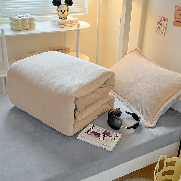 91家纺网 家纺一手货源 找家纺 锦润家纺 2025新款亲肤舒适牛奶绒三件套学生三件套上下铺三件套宿舍三件套 卡其+高级灰