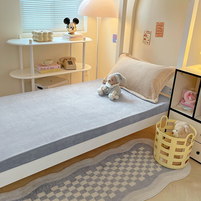 91家纺网 家纺一手货源 找家纺 锦润家纺 2025新款亲肤舒适牛奶绒三件套学生三件套上下铺三件套宿舍三件套 卡其+高级灰