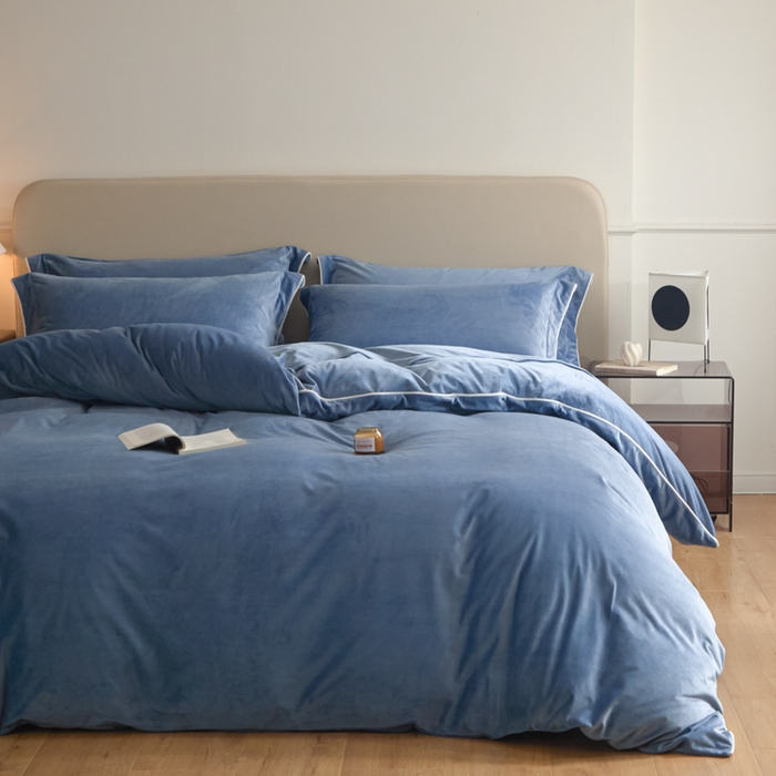 91家纺网 家纺一手货源 找家纺 ONE TWO ONE 121 【婴儿绒四件套】2025新款毛毯被子四件套单件床单被套床笠珊瑚绒牛奶绒冬被法兰绒兔毛绒滚绳款 纯色款-雾蓝