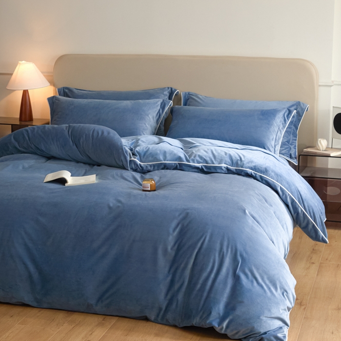 91家纺网 家纺一手货源 找家纺 ONE TWO ONE 121 【婴儿绒四件套】2025新款毛毯被子四件套单件床单被套床笠珊瑚绒牛奶绒冬被法兰绒兔毛绒滚绳款 纯色款-雾蓝