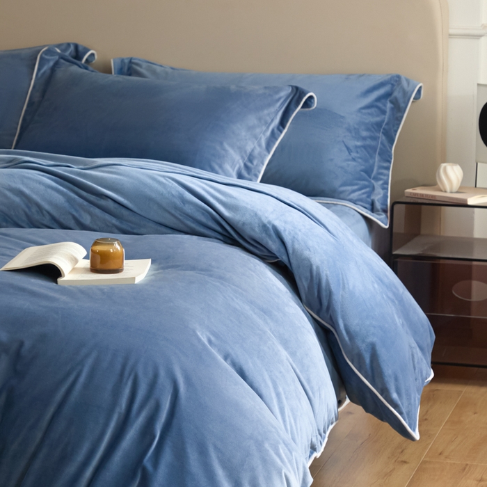 91家纺网 家纺一手货源 找家纺 ONE TWO ONE 121 【婴儿绒四件套】2025新款毛毯被子四件套单件床单被套床笠珊瑚绒牛奶绒冬被法兰绒兔毛绒滚绳款 纯色款-雾蓝