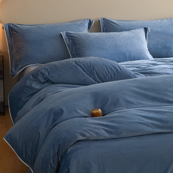 91家纺网 家纺一手货源 找家纺 ONE TWO ONE 121 【婴儿绒四件套】2025新款毛毯被子四件套单件床单被套床笠珊瑚绒牛奶绒冬被法兰绒兔毛绒滚绳款 纯色款-雾蓝