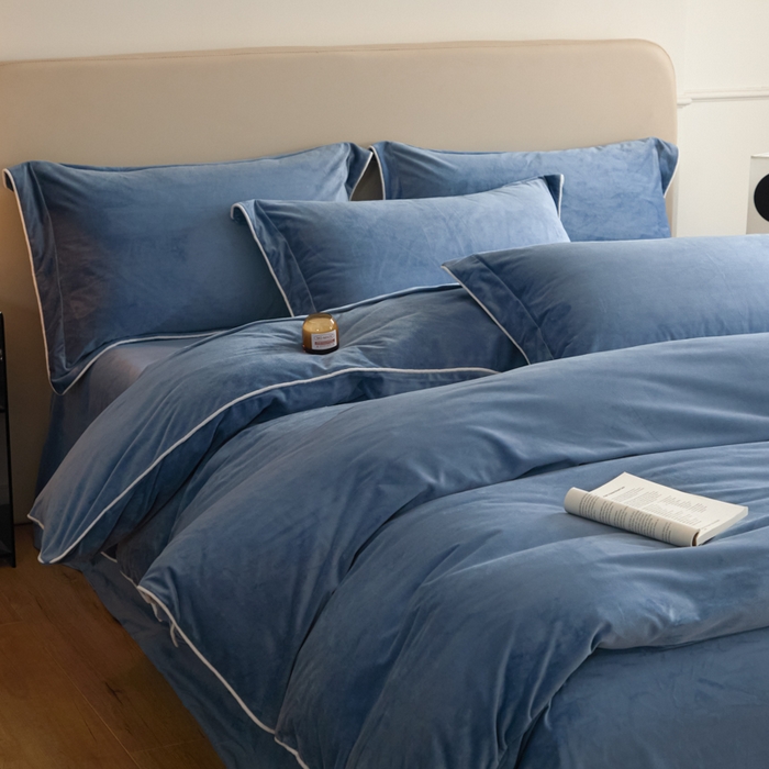 91家纺网 家纺一手货源 找家纺 ONE TWO ONE 121 【婴儿绒四件套】2025新款毛毯被子四件套单件床单被套床笠珊瑚绒牛奶绒冬被法兰绒兔毛绒滚绳款 纯色款-雾蓝