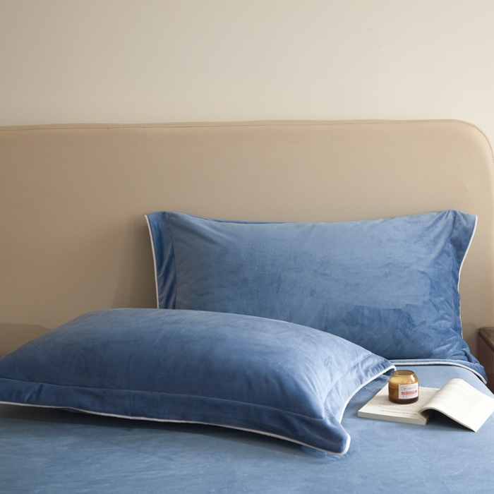 91家纺网 家纺一手货源 找家纺 ONE TWO ONE 121 【婴儿绒四件套】2025新款毛毯被子四件套单件床单被套床笠珊瑚绒牛奶绒冬被法兰绒兔毛绒滚绳款 纯色款-雾蓝