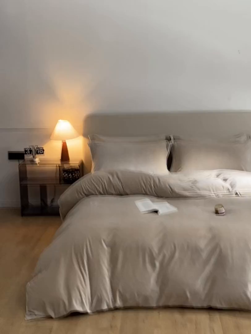 91家纺网 家纺一手货源 找家纺 ONE TWO ONE 121 【婴儿绒四件套】2025新款毛毯被子四件套单件床单被套床笠珊瑚绒牛奶绒冬被法兰绒兔毛绒滚绳款 纯色款-杏色