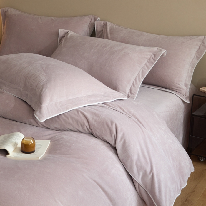 91家纺网 家纺一手货源 找家纺 ONE TWO ONE 121 【婴儿绒四件套】2025新款毛毯被子四件套单件床单被套床笠珊瑚绒牛奶绒冬被法兰绒兔毛绒滚绳款 纯色款-芋泥