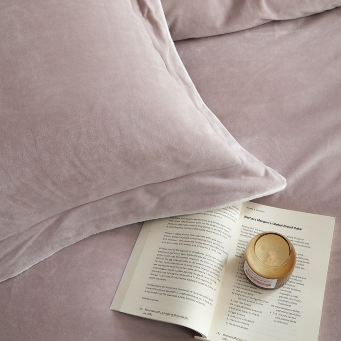 91家纺网 家纺一手货源 找家纺 ONE TWO ONE 121 【婴儿绒四件套】2025新款毛毯被子四件套单件床单被套床笠珊瑚绒牛奶绒冬被法兰绒兔毛绒滚绳款 纯色款-芋泥