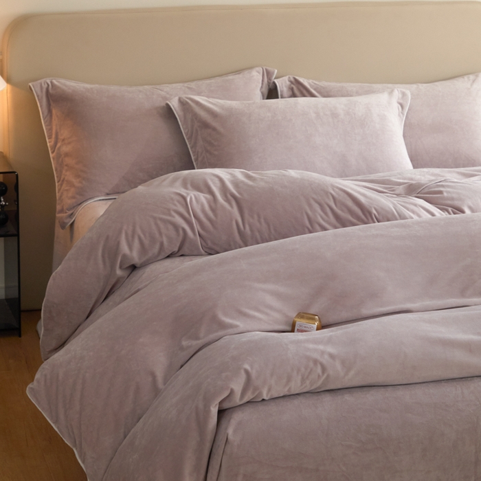 91家纺网 家纺一手货源 找家纺 ONE TWO ONE 121 【婴儿绒四件套】2025新款毛毯被子四件套单件床单被套床笠珊瑚绒牛奶绒冬被法兰绒兔毛绒滚绳款 纯色款-芋泥