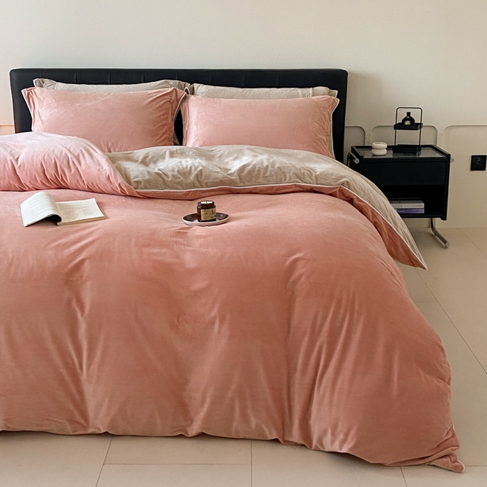 91家纺网 家纺一手货源 找家纺 ONE TWO ONE 121 【婴儿绒四件套】2025新款毛毯被子四件套单件床单被套床笠珊瑚绒牛奶绒冬被法兰绒兔毛绒滚绳款 双拼款-橘粉奶茶