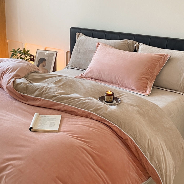 91家纺网 家纺一手货源 找家纺 ONE TWO ONE 121 【婴儿绒四件套】2025新款毛毯被子四件套单件床单被套床笠珊瑚绒牛奶绒冬被法兰绒兔毛绒滚绳款 双拼款-橘粉奶茶