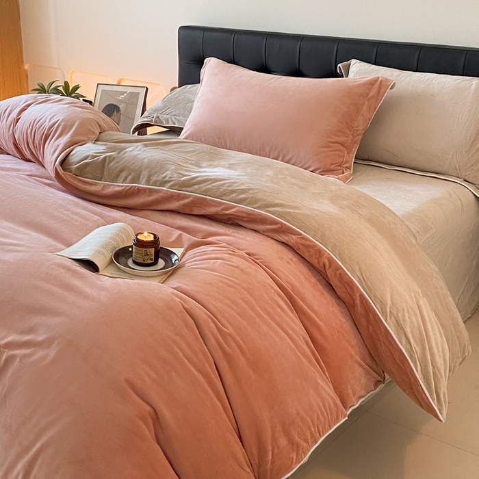 91家纺网 家纺一手货源 找家纺 ONE TWO ONE 121 【婴儿绒四件套】2025新款毛毯被子四件套单件床单被套床笠珊瑚绒牛奶绒冬被法兰绒兔毛绒滚绳款 双拼款-橘粉奶茶