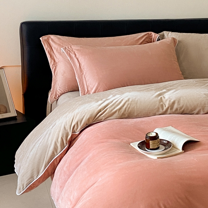 91家纺网 家纺一手货源 找家纺 ONE TWO ONE 121 【婴儿绒四件套】2025新款毛毯被子四件套单件床单被套床笠珊瑚绒牛奶绒冬被法兰绒兔毛绒滚绳款 双拼款-橘粉奶茶