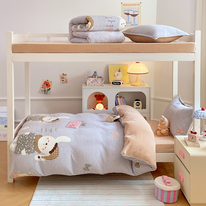 91家纺网 家纺一手货源 找家纺 锦润家纺 2025新款亲肤舒适牛奶绒三件套学生三件套上下铺三件套宿舍三件套 瞌睡兔