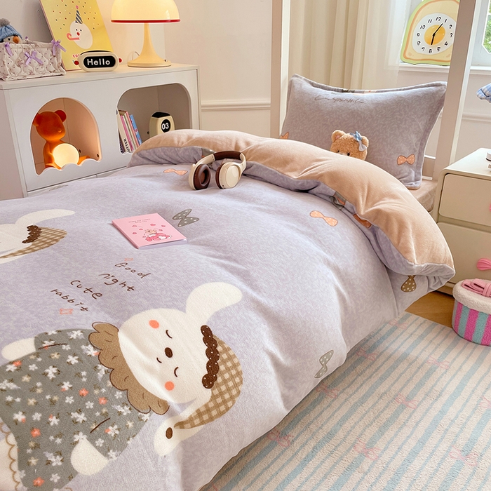 91家纺网 家纺一手货源 找家纺 锦润家纺 2025新款亲肤舒适牛奶绒三件套学生三件套上下铺三件套宿舍三件套 瞌睡兔