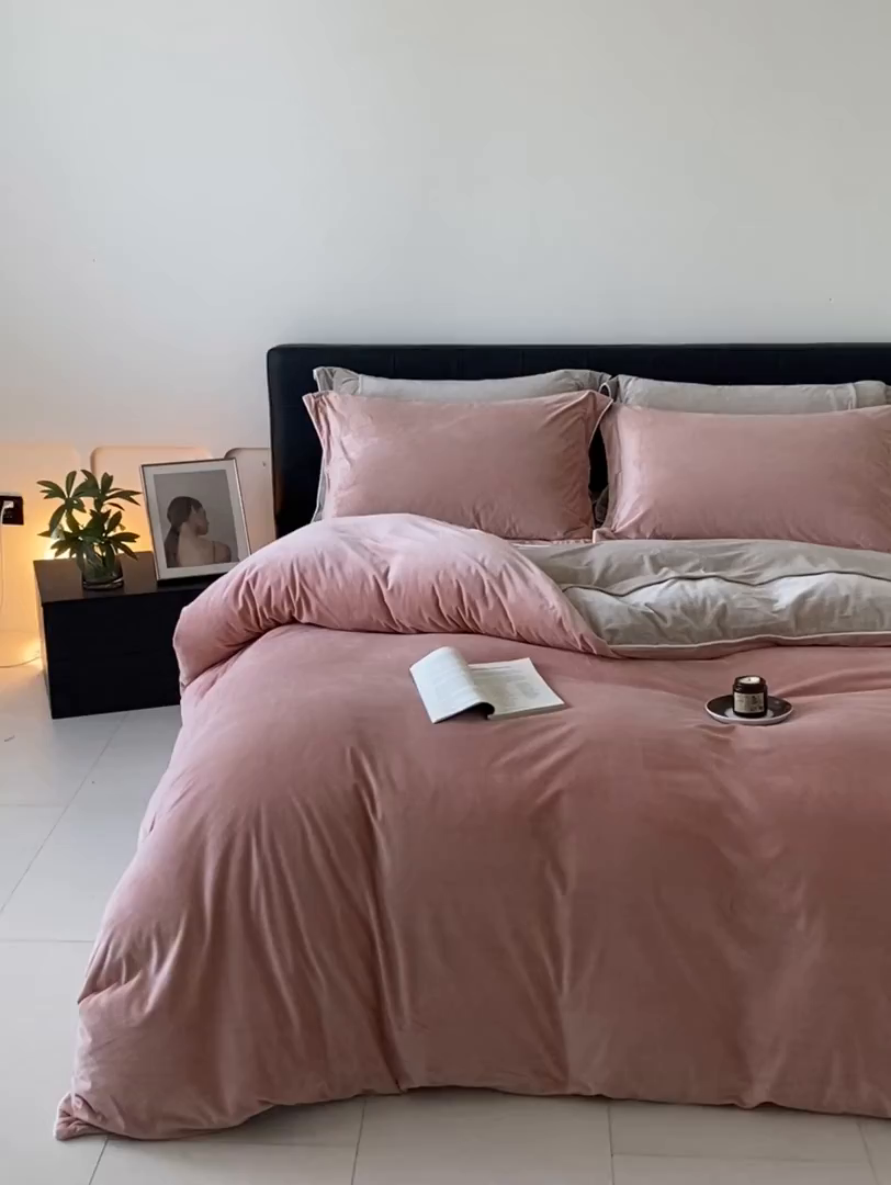 91家纺网 家纺一手货源 找家纺 ONE TWO ONE 121 【婴儿绒四件套】2025新款毛毯被子四件套单件床单被套床笠珊瑚绒牛奶绒冬被法兰绒兔毛绒滚绳款 双拼款-橘粉奶茶