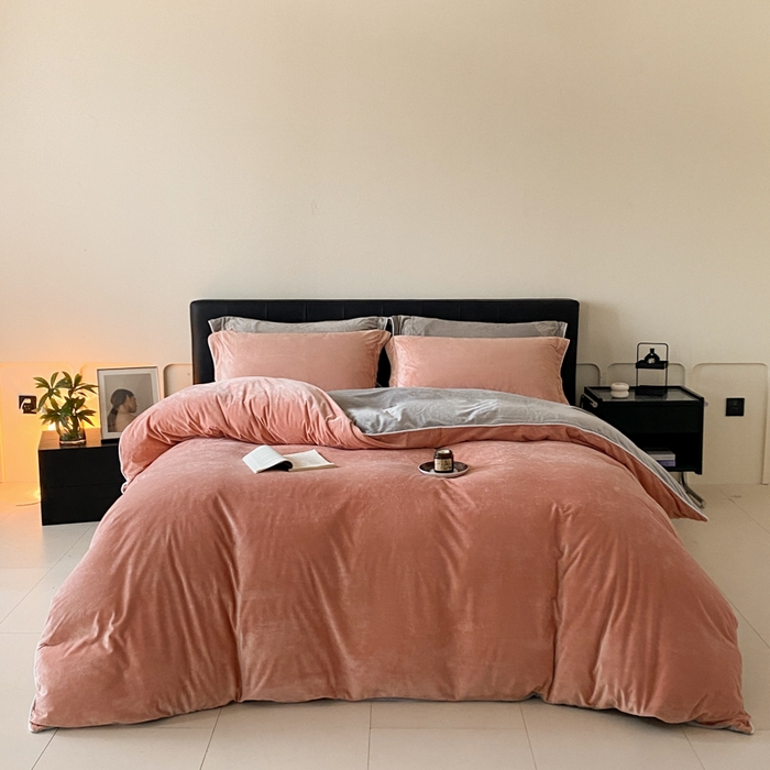 91家纺网 家纺一手货源 找家纺 ONE TWO ONE 121 【婴儿绒四件套】2025新款毛毯被子四件套单件床单被套床笠珊瑚绒牛奶绒冬被法兰绒兔毛绒滚绳款 双拼款-橘粉浅灰