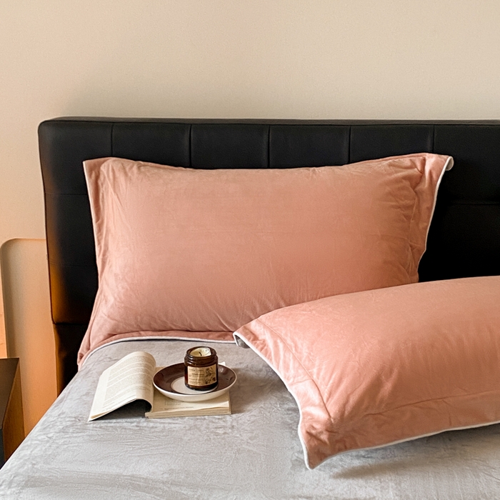 91家纺网 家纺一手货源 找家纺 ONE TWO ONE 121 【婴儿绒四件套】2025新款毛毯被子四件套单件床单被套床笠珊瑚绒牛奶绒冬被法兰绒兔毛绒滚绳款 双拼款-橘粉浅灰