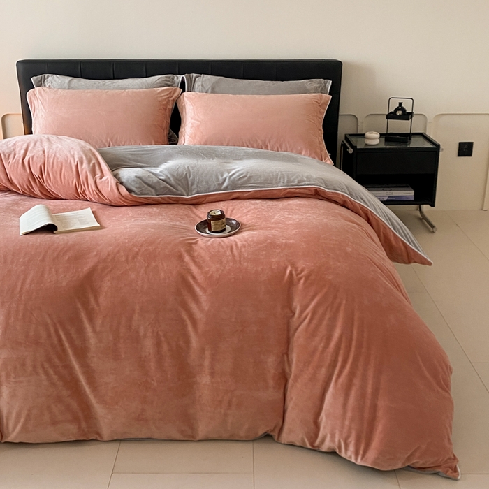 91家纺网 家纺一手货源 找家纺 ONE TWO ONE 121 【婴儿绒四件套】2025新款毛毯被子四件套单件床单被套床笠珊瑚绒牛奶绒冬被法兰绒兔毛绒滚绳款 双拼款-橘粉浅灰